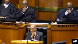 Le président sud-africain Jacob Zuma est interrompu lors de son discours à la nation, 11 février 2016, à Cape Town, Afrique du sud. 