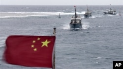 Ðoàn tàu đánh cá Trung Quốc ngoài khơi Biển Ðông.