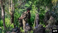 Soldados colombianos son vistos luego de ser liberados por campesinos en el municipio de Tibu, departamento de Norte de Santander, Colombia, en la frontera con Venezuela, el 28 de octubre de 2021.