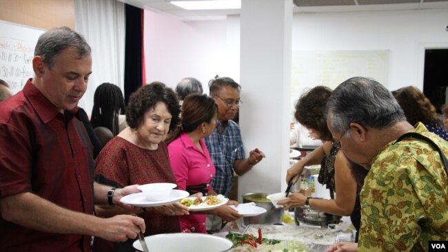 William A. Heidt, U.S. Ambassador to Cambodia has lunch with local Cambodian-Americans at Buddhikarama temple, Maryland, July 23, 2017. (Nem Sopheakpanha/VOA Khmer)