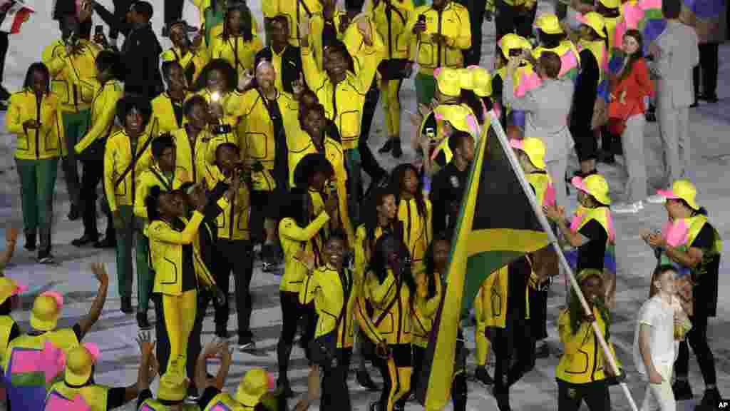 La joueuse jamaïquaine Ann Fraser Shelly-Pryce porte le drapeau de la Jamaïque lors de la cérémonie d&#39;ouverture des Jeux Olympiques d&#39;été de 2016 à Rio, le 5 août 2016.