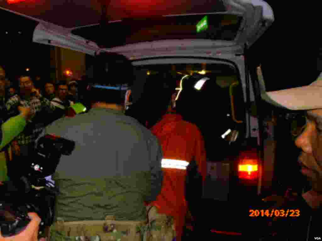 Wounded protesters are taken to an ambulance after being removed from Taiwan's Cabinet offices, Taipei, March 23, 2014. (Shen Hua/VOA)