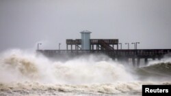 Sóng ập vào một cầu cảng ở vùng ven biển bang Alabama hôm 15/9, trước khi bão Sally đổ bộ