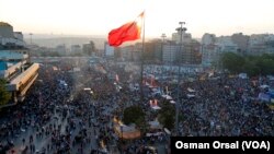 Ribuan warga meneriakkan slogan-slogan anti-pemerintah saat berkumpul di Alun-Alun Taksim, Istanbul (8/6). (Reuters/Osman Orsal)