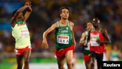 L'Alégrien Abdellatif Baka gagne la médaille d'or lors du 1 500 mètres homme à Rio de Janeiro, Brésil, le 11 septembre 2016.