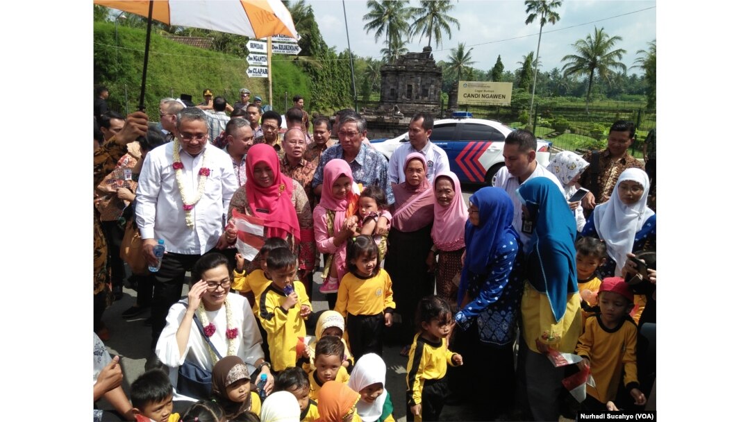 Menkeu Sri Mulyani menyapa anak-anak TK yang bermain tak jauh dari lokasi kunjungannya di Magelang Jawa Tengah.