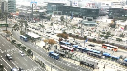 Ảnh chụp từ văn phòng BBC xuống phía trước Seoul Station. (Hình: Hùng Nguyễn)
