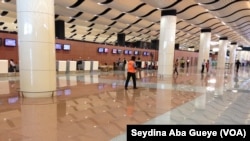 Le hall de l'Aéroport international Blaise Diagne à Diass, Sénégal. (VOA/Seydina Aba Gueye)