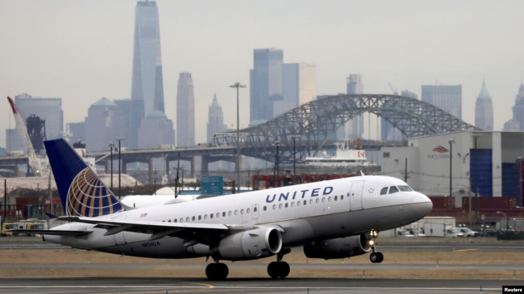 6 Aralık 2019 - Newark Havaalanı'nda uçuş pistindeki bir United Airlines yolcu uçağı