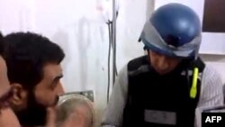 Од снимка што ја објавија сириски активисти, на која наводно инспектор на ОН разговара со жител на Моадамија, предградие на Дамаск.