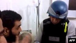 敘利亞活動人士發佈的圖片顯示聯合國檢查人員在莫達米亞西南郊區一家臨時醫院向傷者查問。