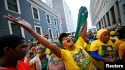 Apoiantes pró-Zuma celebram resultado da votação de não confiança contra o Presidente Jacob Zuma, Cidade do Cabo, África do Sul. Ago. 8, 2017. 