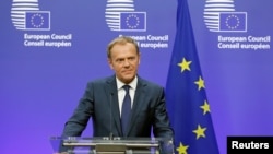 欧洲理事会主席图斯克在布鲁塞尔欧盟总部讲话，他身旁是欧盟旗帜（2016年）。