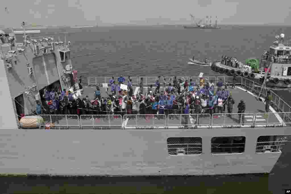 Công dân nước ngoài được sơ tán ra khỏi Yemen tới cảng Karachi ở Pakistan, ngày 7/4/2015.