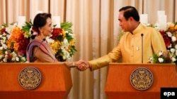ထိုင်းဝန်ကြီးချုပ်နဲ့ ဒေါ်စု ပူးတွဲသတင်းစာရှင်းလင်းပွဲ