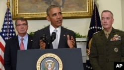 Le président Barack Obama, avec son Secrétaire de la Défense Ash Carter, à gauche, et de son Chef d'Etat Major inter-armées le Général. Joseph Dunford, s'exprime sur l'Afghanistan à partir de Roosevelt Room à la Maison Blanche à Washington, le 6 juillet, 2016. 