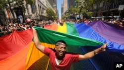 El movimiento gay obtuvo una histórica victoria cuando la Corte Suprema de EE.UU. dictaminó la semana pasada que los homosexuales se pueden casar en el estado de California.