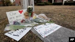 Flores, carteles y recuerdos en las afueras de la escuela primaria Woodmore en Chattanooga, Tennessee, luego del accidente del autobús escolar.