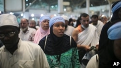 Jamila Rashid (40 tahun), jemaah haji asal Amerika Serikat, sedang melakukan tawaf saat mengikuti ibadah haji di Mekah, Arab Saudi, 21 September 2015. (Foto: AP)