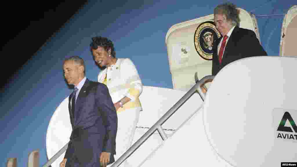 Le président américain Barack Obama, à gauche, accompagné par le républicain Yvette Clarke, DN.Y., au centre et le secrétaire à l&#39;Energie Dr Ernest Moniz, à droite, descendent d&rsquo;Air Force One, le mercredi 8 Avril, 2015 à leur arrivée à l&rsquo;aéroport international Norman Manley, Jamaïque. &nbsp;