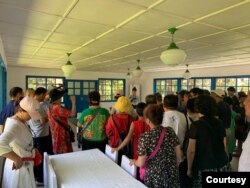 资料照：中国旅行团在朝鲜板门店听导游讲解（美国之音江真拍摄）