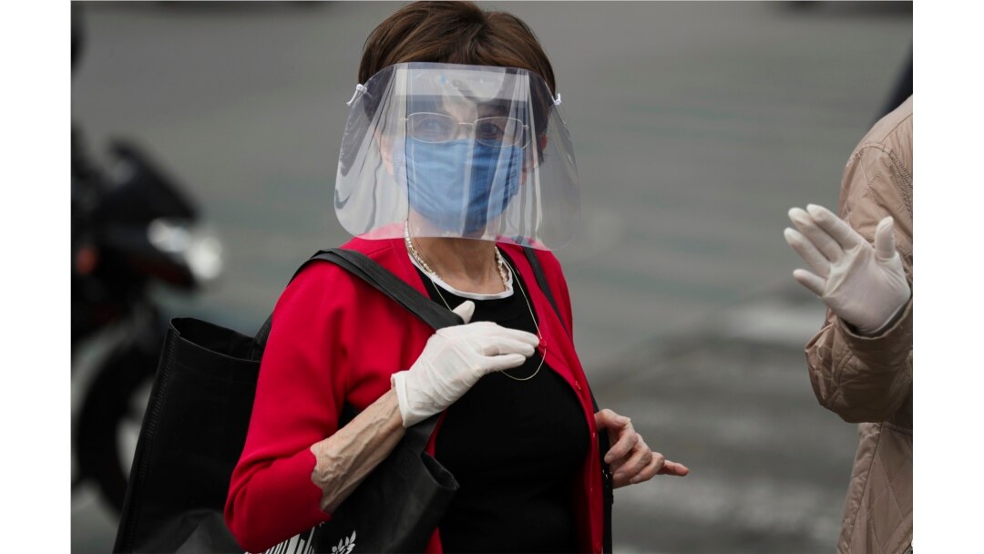 Una anciana usa una máscara protectora contra el coronavirus en Ciudad de México el 25 de abril de 2020.