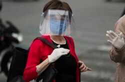 Una anciana usa una máscara protectora contra el coronavirus en Ciudad de México el 25 de abril de 2020.