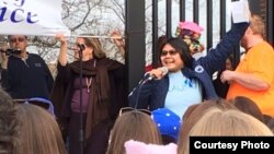  Niken Astari berorasi di depan 2.500-an peserta aksi Women's March di Erie, Pennsylvania hari Sabtu, 21 Januari 2017 (Courtesy: Judy Lawrence).