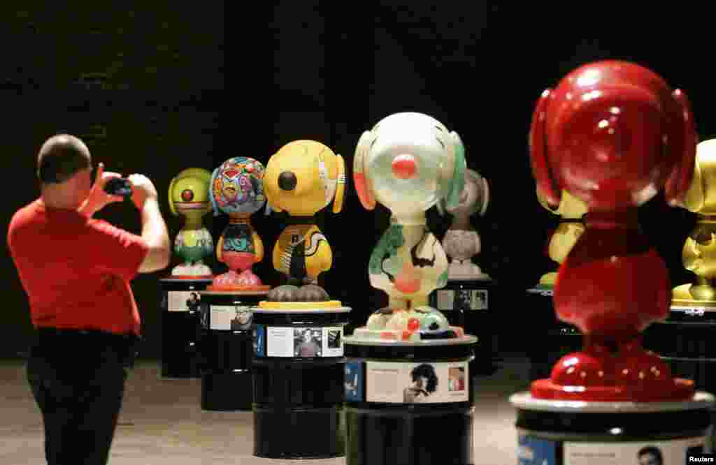 A visitor takes pictures of Snoopy sculptures created by Mexican artists and on display during the &quot;Snoopy Visits Guadalajara&quot; event at a gallery in Guadalajara, Mexico, May 2, 2014.