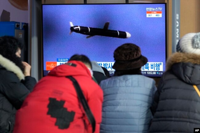 Kerumunan orang menyaksikan penayangan berita terkait peluncuran misl Korut di stasiun kereta api di Seoul, Korea Selatan, 25 Januari 2022. (AP)