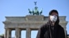 Demonstrant nosi masku sa natpisom "Ne ostavljajte nikog", tokom protesta u Berlinu protiv evropskih granica, 5. aprila 2020. (Foto: AFP/Tobias Schwarz)