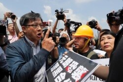 资料照：香港亲中建制派立法会议员何君尧与香港抗议者辩论。