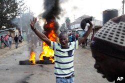 Supporters of Kenyan opposition leader and presidential candidate Raila Odinga demonstrate, blocking roads with burning tires in the Kibera Slums area in Nairobi, Aug. 9, 2017.