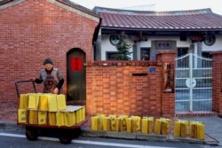 Chen Kun-huei (82), bekerja di bengkel kertas joss yang dirintis oleh kakeknya menjelang Tahun Baru Imlek di Miaoli, Taiwan, 20 Januari 2022. (REUTERS/Ann Wang)