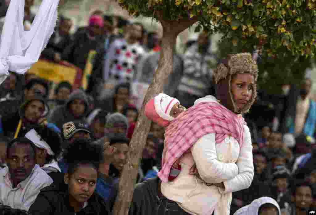 Refugiados africanos que entraram em Israel através do Egipto participam num protesto na cidade de Telaviv. Os emigrantes, essencialmente da Eritreia e do Sudão, clamam por uma condição legal em Israel e o fim da detenção sem julgamento dos refugiados de guerra. Fev. 3, 2014