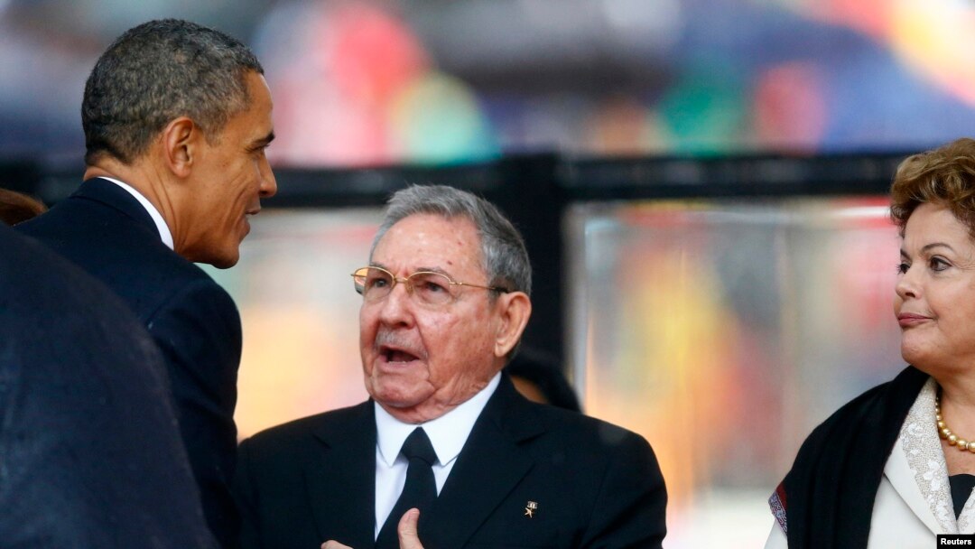 Predsednik Barak Obama rukuje se sa kubanskim predsednikom Raulom Kastrom