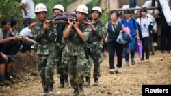 2014年8月4日云南省士兵营救受伤的居民