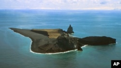 Foto aérea de 1994 de la isla Bogoslof en Alaska, proporcionada por el Servicio Geológico de Estados Unidos.