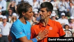 Nadal i Đoković na mreži posle četvrtfinala Rolan Garosa 2015. (Foto: AP/David Vincent)