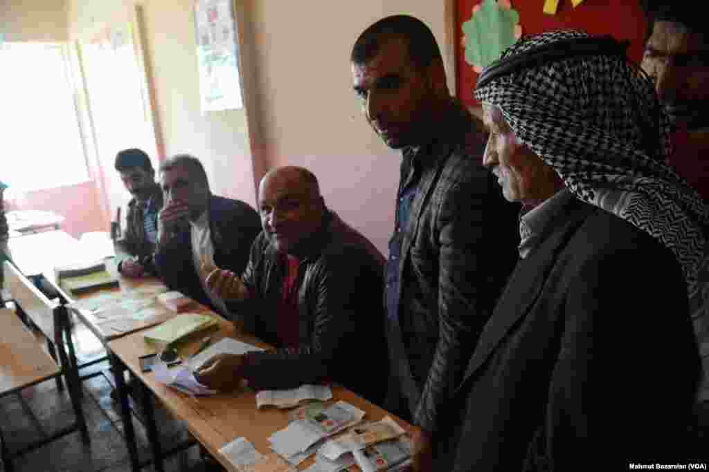 Turkey heads to the polls to cast vote in constitutional referendum - Diyarbakir
