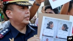 Dalam foto yang dirilis oleh Kepolisian Nasional Filipina ini menampilkan foto juru bicara Kepolisian Nasional Dilipina, Reuben Theodore Sindac saat memperlihatkan gambar Janet Lim Napoles, pengusaha kaya yang terlibat skandal korupsi di Manila, Filipina, Kamis (29/8) setelah menyerahkan diri kepada Presiden Benigno Aquino III sehari sebelumnya.