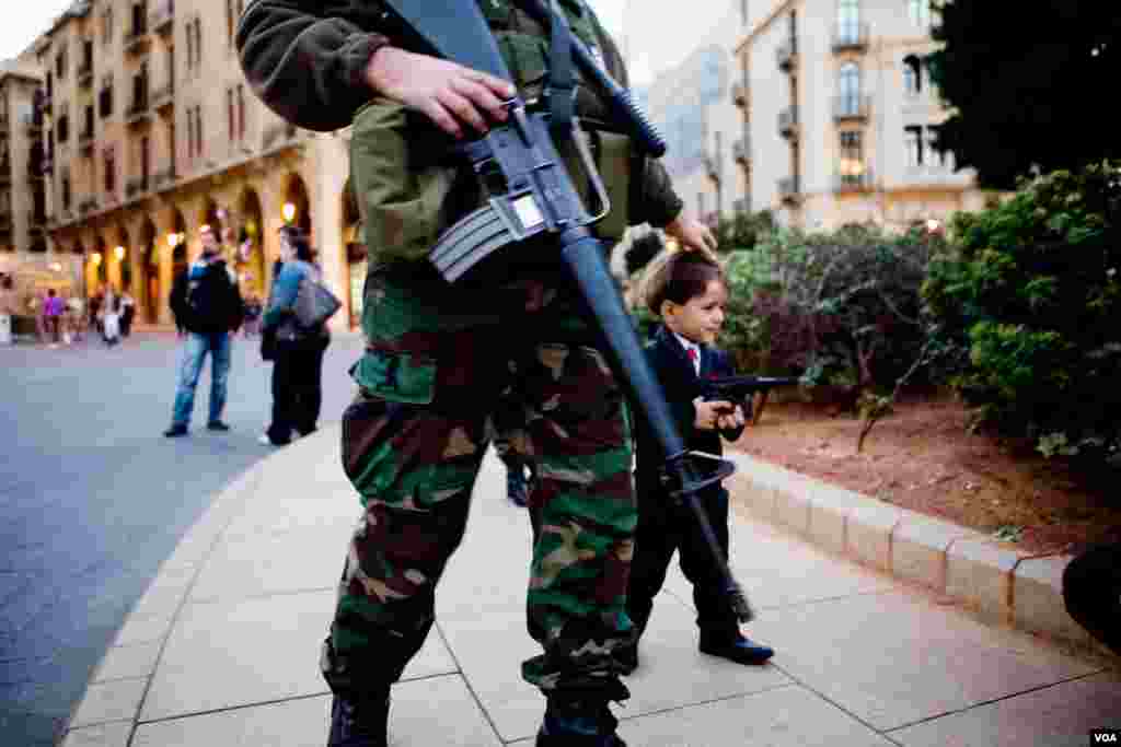 پسری با اسباب بازی اش با ارتش لبنان عکس می گیرد