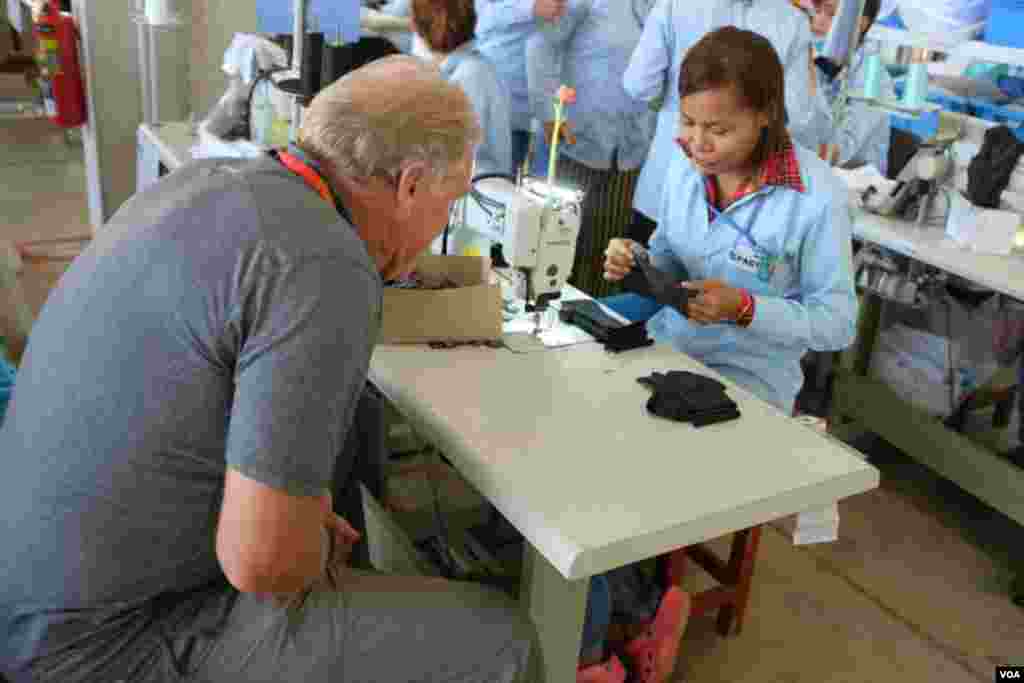 Factory owner Piet Holten checking the handiwork of one of his employees. (S. Herman/VOA)