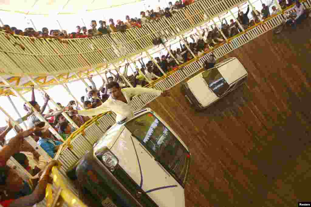 Para pemain stunt menghibur penonton menjelang festival&nbsp;keagamaan&nbsp;&quot;Gadhimai Mela&quot; di Bariyapur, Nepal.&nbsp;