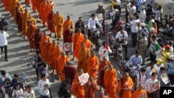 Cambodian Buddhist monks chanting a sutra lead the funeral procession of Cambodian leading government critic Kem Ley in Phnom Penh, Cambodia, Sunday, July 24, 2016. Tens of thousands of Cambodians marched Sunday, in the funeral procession for the leading government critic who was fatally shot in an attack that raised suspicion of a political conspiracy. (AP Photo/Heng Sinith)