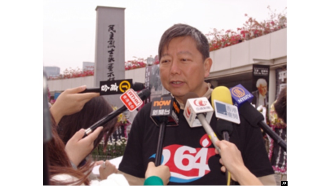 立法会议员、支联会主席李卓人接受媒体采访