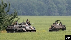 30일 우크라이나 동부 슬로뱐스크에서 정부군 소속 전차가 이동 중이다.