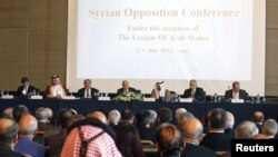 阿拉伯联盟负责人阿拉比(中)7月2日在开罗举行的叙利亚反对派会议上讲话