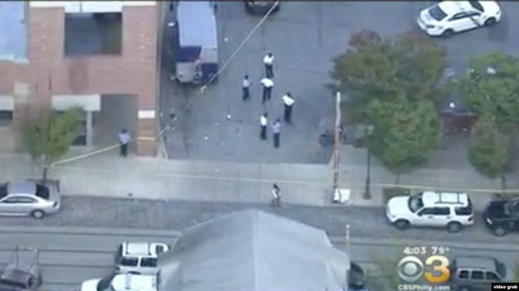 La policía en Filadelfia responde a un tiroteo en un centro comercial que dejó cinco jóvenes heridos. Imagen tomada de video.