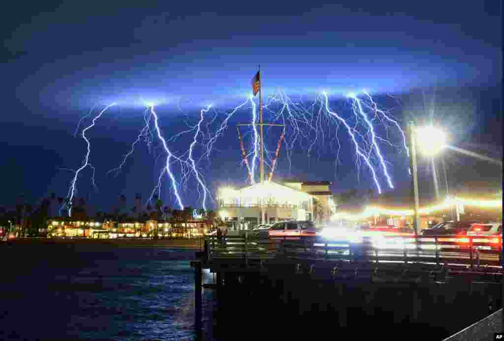 رعد و برق&zwnj;های متعدد و همزمان در ساحل سانتا باربارا در کالیفرنیا پیش از توفان روز چهارشنبه